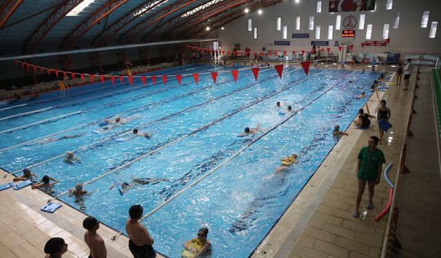 Karşıyaka Belediyesi'nin yüzme havuzu yazın ilgi odağı oldu