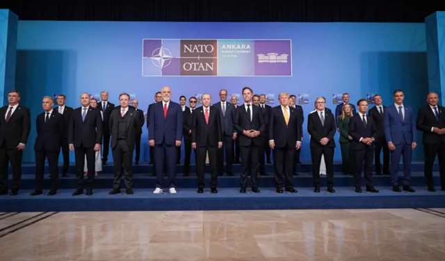 NATO aile fotoğrafı çekilirken neler yaşandı? Liderler arasındaki diyaloglar gündem oldu