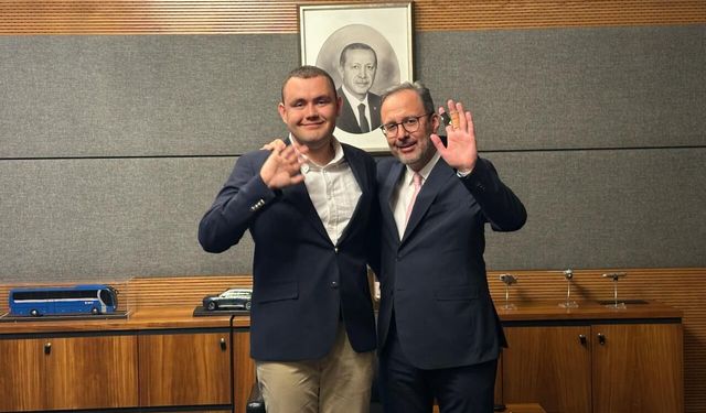 Kasapoğlu’ndan İzmirli milli yüzücü Tuna Tunca’ya tebrik: Tarihe adını yazdırdı