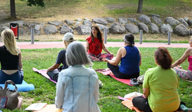 Bornova’da kadınlar doğayla buluştu: Açık havada yoga ve meditasyon etkinliği düzenlendi