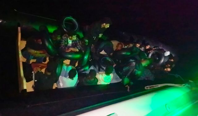 Çeşme açıklarında can pazarı! Lastik bottaki 25 düzensiz göçmen kurtarıldı