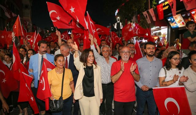 Karşıyaka Çarşısı 30 Ağustos’ta gelincik tarlasına döndü