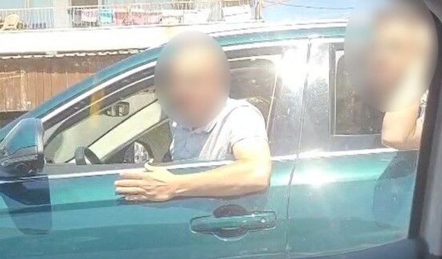 İzmir otoyolunda dehşet: Önünü kestikleri araca taş ve küfürlerle saldırdılar