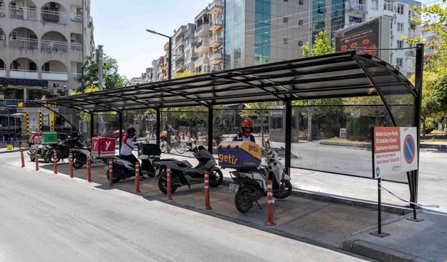 Bornova'dan sıcak ve yağmura karşı çözüm: Motokuryeler ve vatandaşlar için gölgelik uygulaması