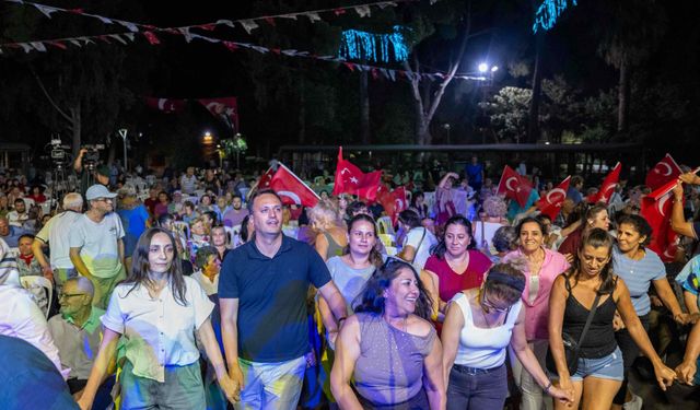 Bornova’da Zafer Bayramı coşkusu! Büyükpark’ta binlerce kişi tek yürek oldu