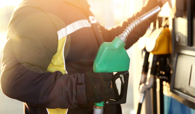 Benzine indirim geliyor: Yeni fiyatların gece yarısından itibaren geçerli olması bekleniyor