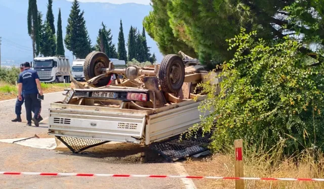 Karşı şeride geçen kamyonet devrildi: 3 kişi hayatını kaybetti
