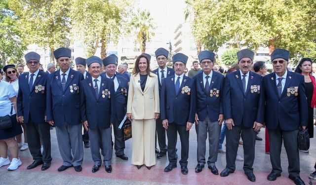 Karşıyaka’da 30 Ağustos coşkusu: Ata’nın huzurunda tek yürek oldular