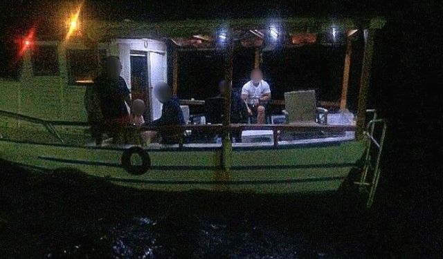 Karaburun motoru arızalanan teknedeki 4 kişi kurtarıldı