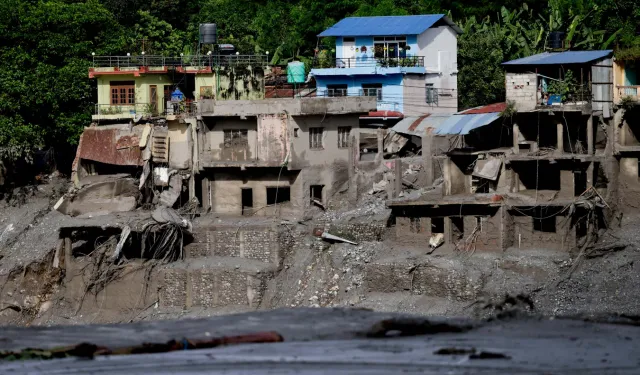 Nepal'de mucize kurtuluş! 10 gün sonra enkazdan sağ çıktı