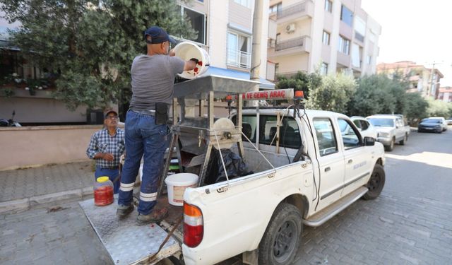 Efes Selçuk’ta salça hazırlığı ailece yapılıyor: Belediye makineyle destek oluyor