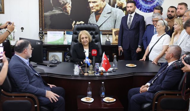 Menderes Belediyesi’nde devir teslim coşkusu: Ayrımız gayrımız yok, kapımız herkese açık