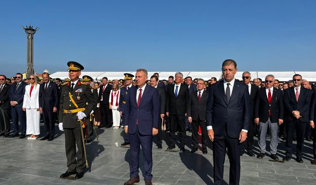 İzmir’de 30 Ağustos coşkusu! Büyük Zafer’in 104’üncü yılı Cumhuriyet Meydanı’nda kutlandı
