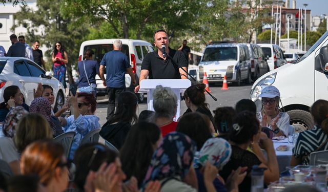 Bornova’da Kent Bostanı bereketi: Üretici kadınlar menemen şenliğinde buluştu