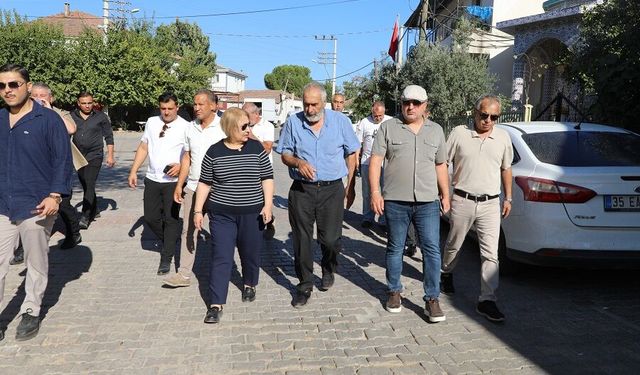 Menderes’te Başkan Vekili Şen’den hafta sonu mesaisi: Mahalleleri gezdi, talepleri dinledi