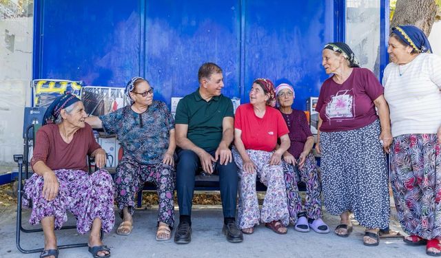 Başkan Tugay Bergama’da mahalle mahalle gezdi