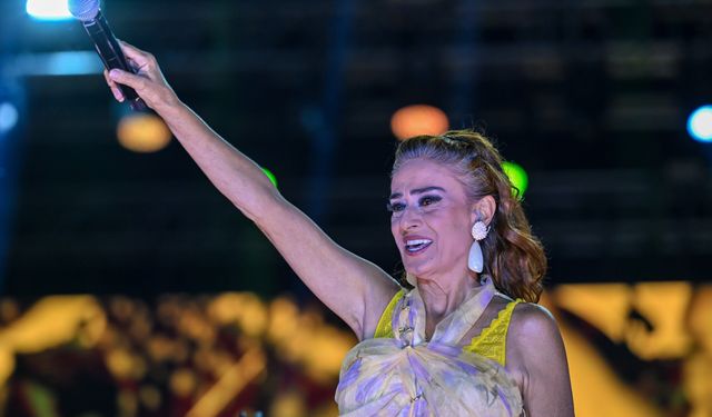 İEF’de Yıldız Tilbe coşkusu: Kültürpark’ta binlerce kişi şarkılara eşlik etti