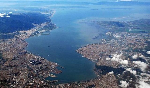 İzmir Körfezi’nde alarm: Uydu görüntülerinde dikkat çeken renklenmeler