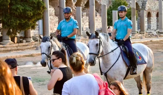 Atlı jandarmalar İzmir’in 12 ilçesinde devriyede