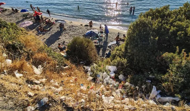 İzmir’de cennet koy çöplüğe döndü: Tatilciler uyarıları hiçe saydı