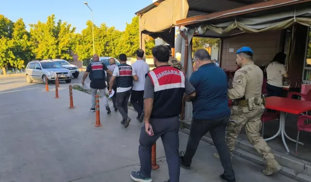 İzmir'de FETÖ operasyonu: 24 şüpheliden 3'ü tutuklandı