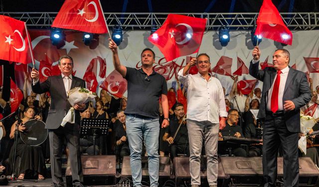 Bornova’da 9 Eylül coşkusu: Atatürk’ün sevdiği şarkılarla kutlandı