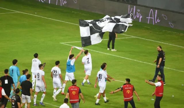 Sahaya bayrak dikmişti: Altaylı futbolcunun para cezası belli oldu