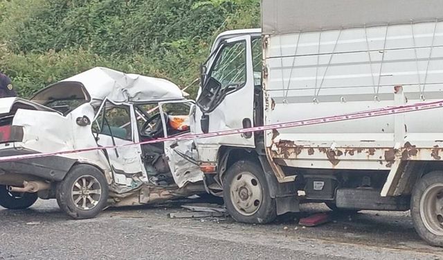 Aydın’da otomobil ve kamyonet çarpıştı: 1 kişi hayatını kaybetti, 2 kişi yaralandı