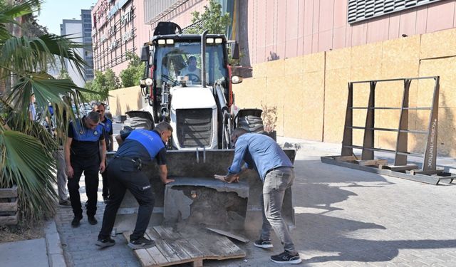 Bornova’da kamusal alan seferberliği: Kaldırım işgallerine ve kaçak moloza geçit yok
