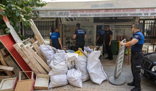 Bornova'da kaldırımlar için harekete geçildi: Tabela, bayrak ve flamalar kaldırıldı