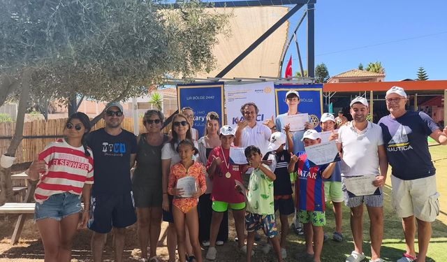Çeşme’de çocuklar sörfle buluştu: “Barışa Yelken Açıyoruz” projesi Alaçatı’da umut verdi