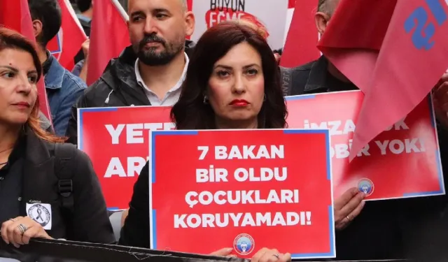 Eğitim-İş'ten Turgutlu'daki saldırı sonrası eylem: 7 bakana istifa çağrısı yapıldı