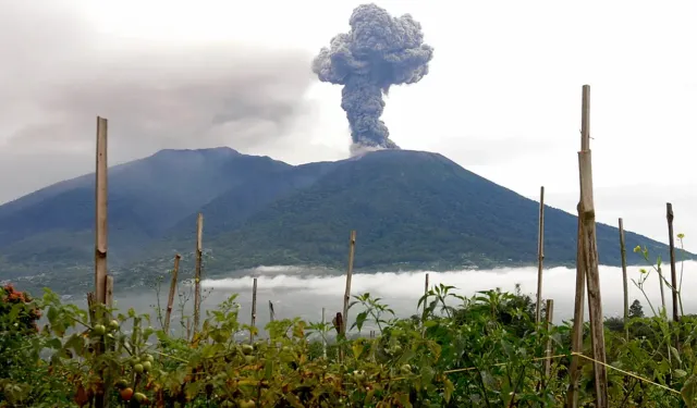 Endonezya’da Anak Krakatau alarmı: 1558 uçuş iptal, 170 bin yolcu mahsur