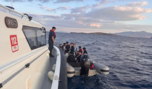 Aliağa açıklarında lastik bottaki 19 göçmen yakalandı