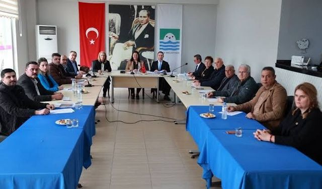Foça’da siyasi dengeler değişiyor: Başkan AK Parti’ye geçti, 8 meclis üyesi de parti değiştiriyor