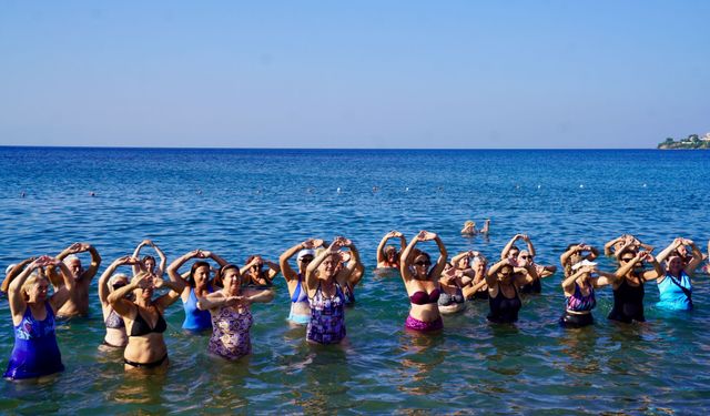 Seferihisar’da Dünya Barış Günü’ne denizde pilatesle başladılar