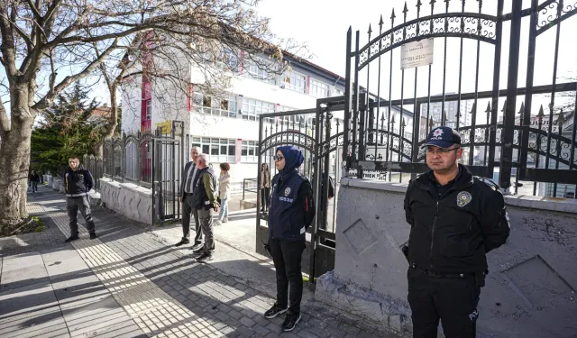 Van’da okul önünde korkutan olay! Kız öğrenci pompalı tüfekle geldi