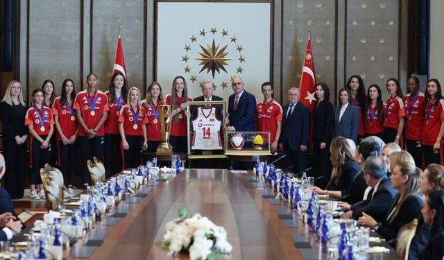 Cumhurbaşkanı Erdoğan, şampiyon Filenin Sultanları’nı Külliye’de ağırladı