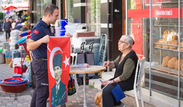 Narlıdere’de Cumhuriyet Bayramı hazırlığı: Esnafa Türk bayrağı dağıtıldı