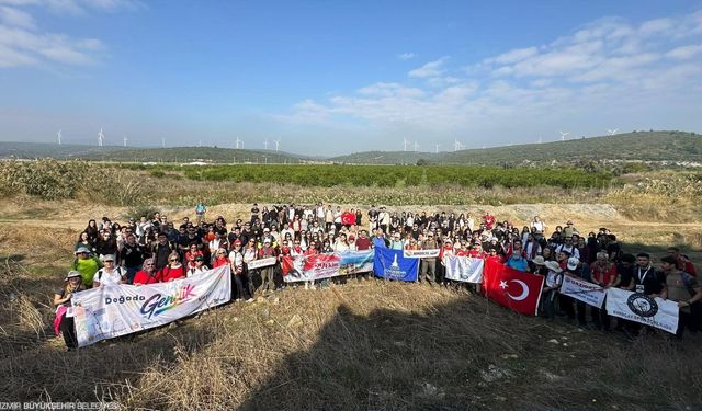 İzmir’de 250 genç yürüdü, 200 kadın Çanakkale’yi gezdi