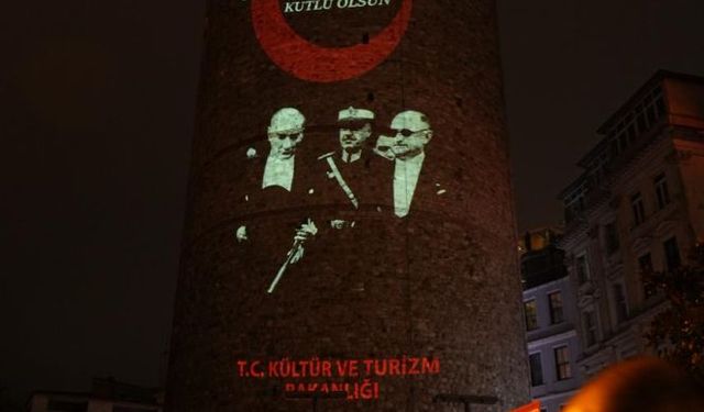 Galata Kulesi’nde Atatürk ve Türk bayrağıyla Cumhuriyet ışığı