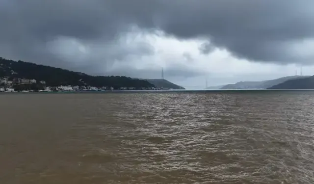 İstanbul Boğazı ve Haliç’te dikkat çeken görüntü: Deniz kahverengiye döndü