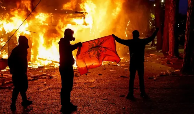 Arnavutluk’ta protestolar şiddetlendi: Çatışmalarda yaklaşık 300 kişi yaralandı