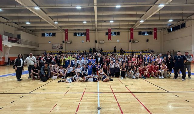 Bergama’da Cumhuriyet Kupası basketbol turnuvası tamamlandı