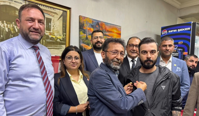 İzmir’de CHP’ye yeni katılım: Bayraklı’da 57 kişi partiye geçti