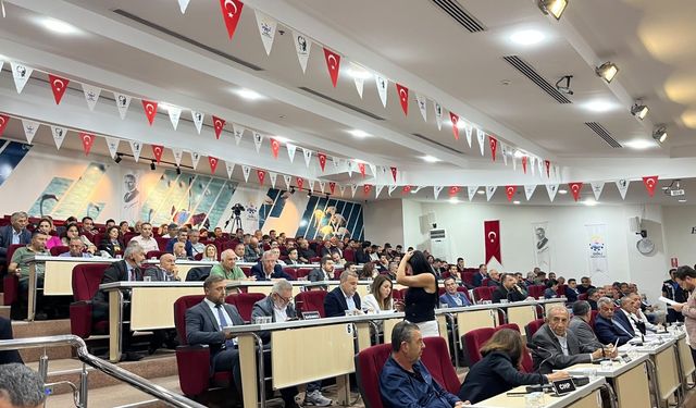 Çiğli Meclisi'nde tansiyon yükseldi: Yıldız’ın parti değişikliği tartışma yarattı