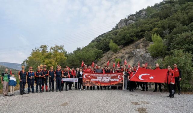 İzmir’de Cumhuriyet’in 103. yılı için Homeros Vadisi’nde yürüyüş düzenlendi