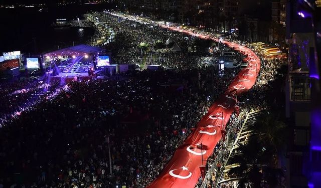 İzmir Cumhuriyet'in 103. yılını coşkuyla kutlayacak! İşte gün boyu sürecek görkemli programlar!