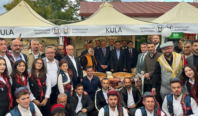 İzmir’de Manisa Kültür ve Sanat Festivali’nde birlik ve beraberlik mesajları