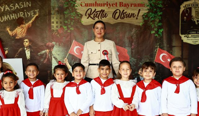 Efes Selçuk’ta çocuklardan Başkan Sengel’e 29 Ekim sürprizi